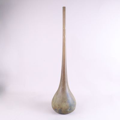 un grand vase muni d'une poignée en bois sur fond blanc