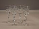 quatre verres à vin vides posés sur une table