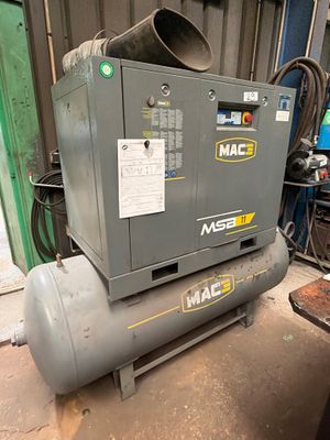 une machine posée sur le sol dans le garage