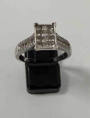 une photo d'une bague en diamant posée sur un socle noir