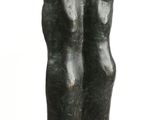 statue représentant un homme et une femme vêtus de noir sur fond blanc