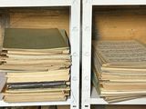 beaucoup de livres sur les étagères de la pièce