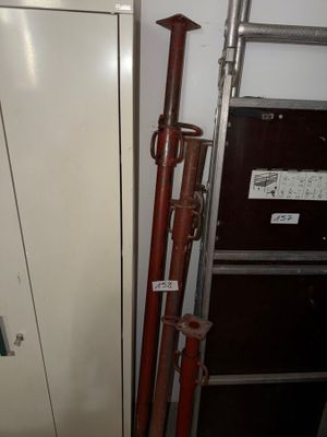 un grand tuyau rouge qui dépasse du mur à côté d'une porte