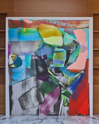 tableau représentant une peinture abstraite colorée sur un mur lambrissé