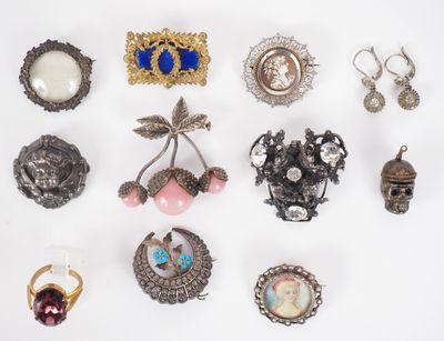 de nombreux types de broches et de bijoux posés sur un fond blanc