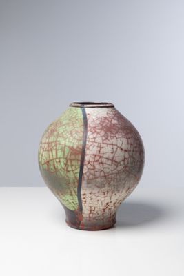 un vase posé sur une table blanche