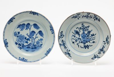 deux assiettes bleues et blanches ornées d'oiseaux et de fleurs