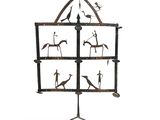 une image représentant une sculpture métallique d'animaux et d'oiseaux