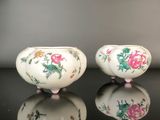 une paire de bols en porcelaine chinoise ornés de motifs floraux, posés sur une table