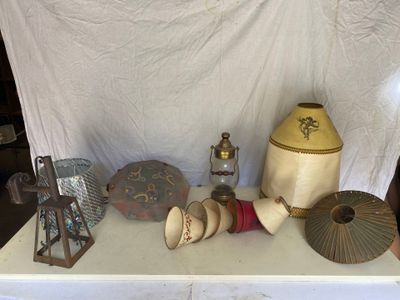 une table blanche sur laquelle sont disposés des vases et d'autres objets décoratifs