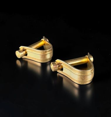 une paire de boucles d'oreilles plaquées or sur fond noir