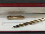 une image représentant un stylo et une boîte contenant un stylo