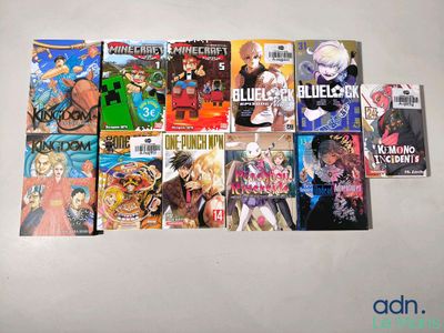 beaucoup de livres sur les anime, tous posés ensemble sur la table