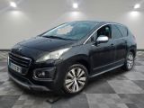 la voiture noire est garée dans le garage sur un sol en damier