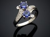 bague en saphir bleu et diamant sur fond noir