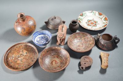 de nombreux types de poteries sont exposés sur la table