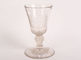 un verre transparent orné d'un motif