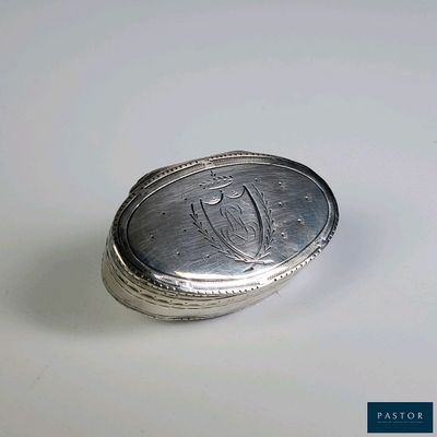 une image représentant une pièce d'argent posée sur une table blanche