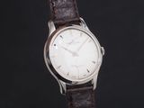 gros plan d'une montre sur une surface noire avec un fond noir
