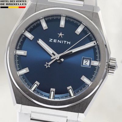 une montre dotée d'un cadran bleu