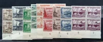 six timbres différents sont exposés dans une vitrine