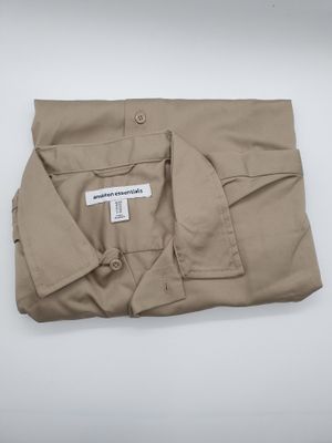 un gros plan sur une chemise portant une étiquette