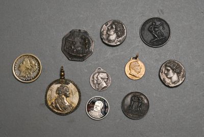 a lot of coins that are on the table