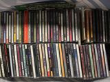 beaucoup de DVD dans un sac posé sur un lit