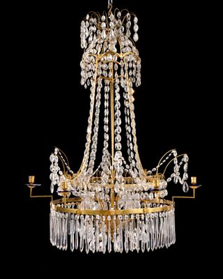 un grand lustre en cristal avec deux bougies et un bougeoir