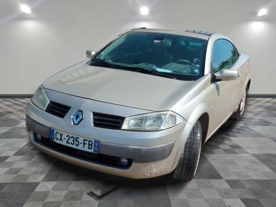 la photo d'une voiture argentée garée dans un garage