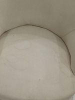 Fauteuil genre "crapaud", garni de tissu blanc (taché), styl… (photo 2)