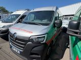de nombreuses camionnettes garées les unes à côté des autres sur un parking