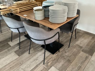 une table sur laquelle sont posés de nombreuses assiettes et verres