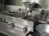 deux friteuses posées sur le plan de travail de la cuisine