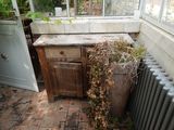 une plante qui pousse à partir d'une plante en pot, dans un coin de la pièce