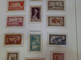 une image d'une collection de timbres sur une table