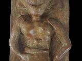 l'image d'une statue d'un homme tenant un bébé dans ses bras