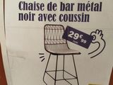une affiche accrochée au mur d'un magasin faisant la promotion d'une chaise