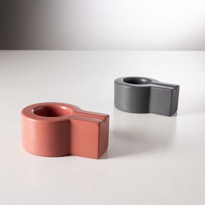deux objets de couleurs différentes posés sur une surface blanche