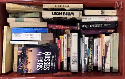 une boîte rouge remplie de livres posée sur une table
