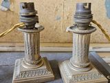 deux bougies posées sur une table