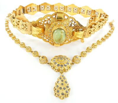 un gros plan sur un collier et un bracelet ornés d'une pierre verte