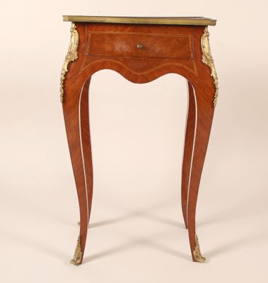 une table ancienne en bois avec un plateau en marbre, sur fond blanc