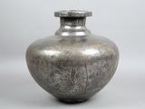un vase en argent posé sur une table