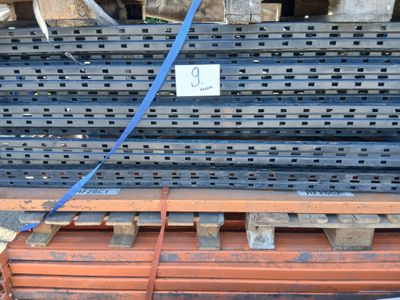 une pile de barres d'acier empilées les unes sur les autres
