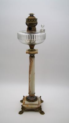 une lampe à l'ancienne surmontée d'un globe en verre