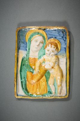 une photo d'un carreau de céramique représentant la Vierge à l'Enfant