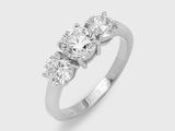 un gros plan d'une bague en diamant à trois pierres sur fond blanc
