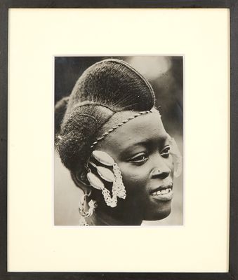 une vieille photo en noir et blanc d'une femme portant des boucles d'oreilles