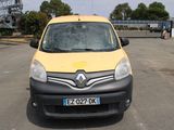 une camionnette jaune et noire garée sur un parking